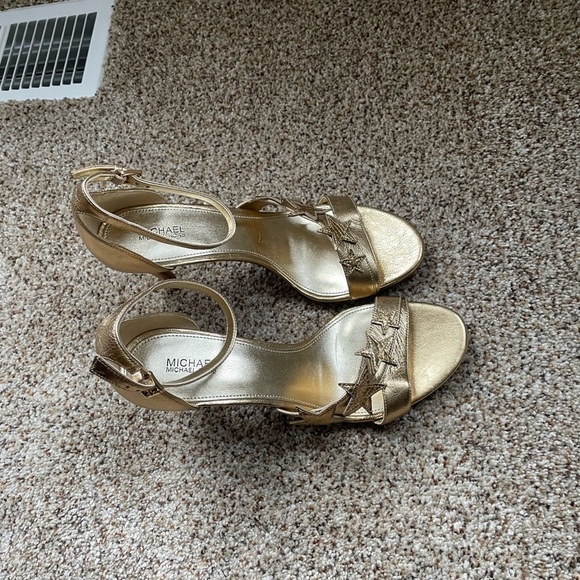 Michael Kors  Pale Gold Star Applique metallic leather Heels Size 9 NWOT - Picture 6 of 10